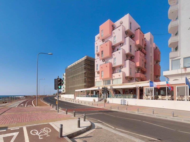 Mackenzie Beach Hotel Larnaca Dış mekan fotoğraf