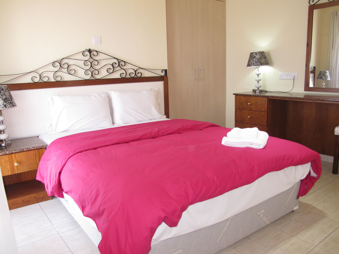 Mackenzie Beach Hotel Larnaca Oda fotoğraf