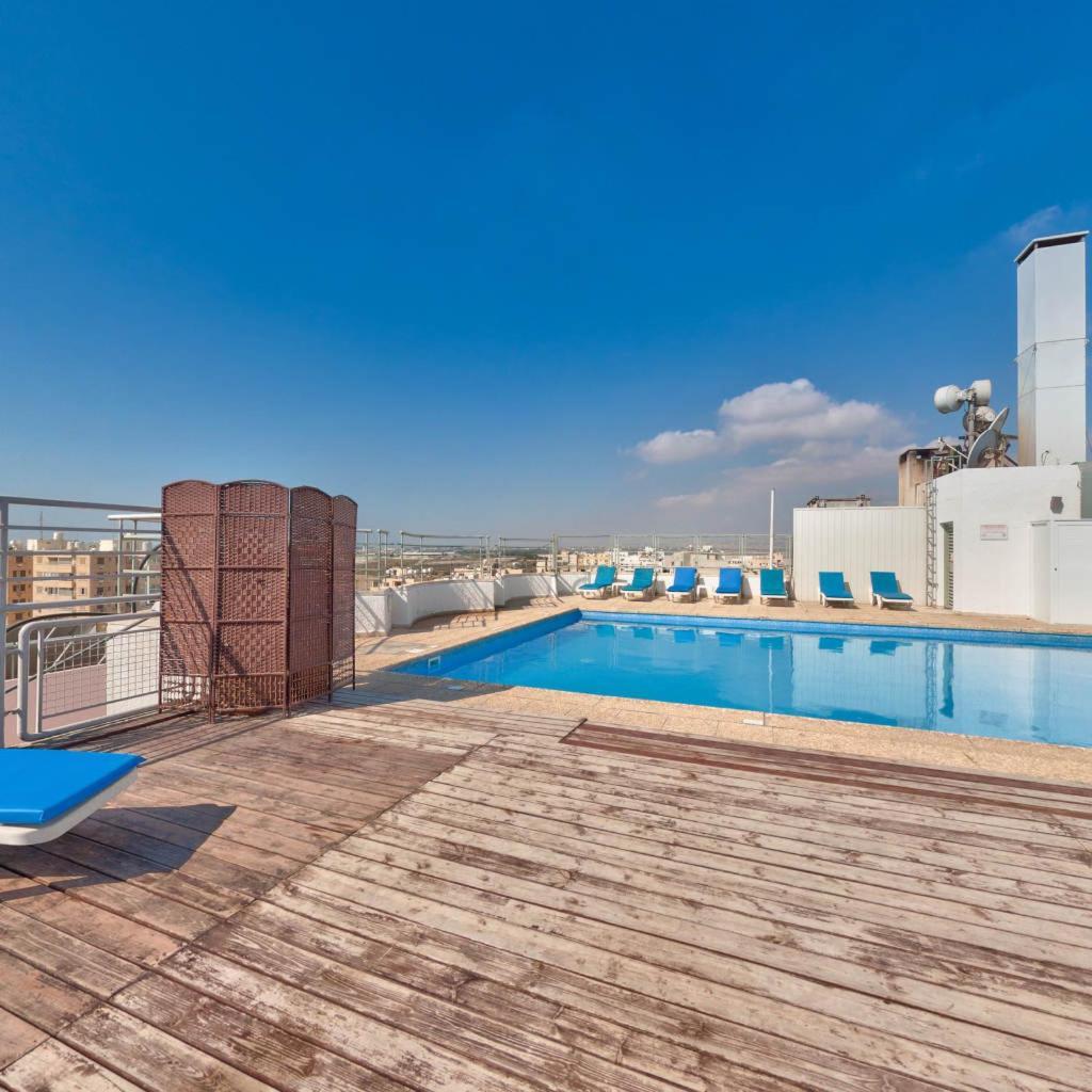 Mackenzie Beach Hotel Larnaca Dış mekan fotoğraf