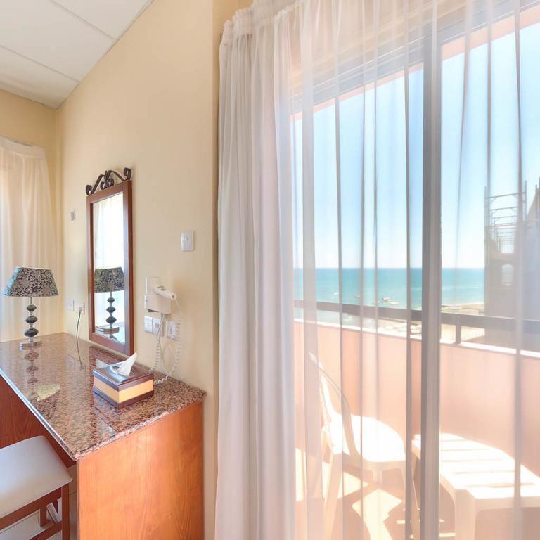 Mackenzie Beach Hotel Larnaca Dış mekan fotoğraf
