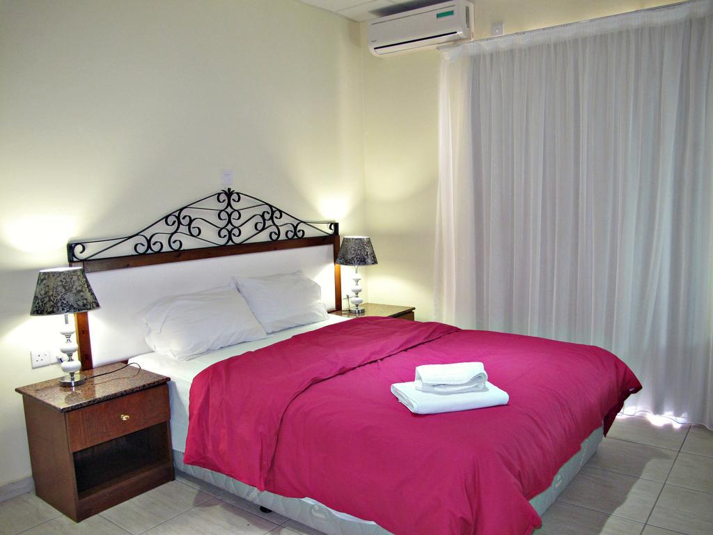 Mackenzie Beach Hotel Larnaca Dış mekan fotoğraf
