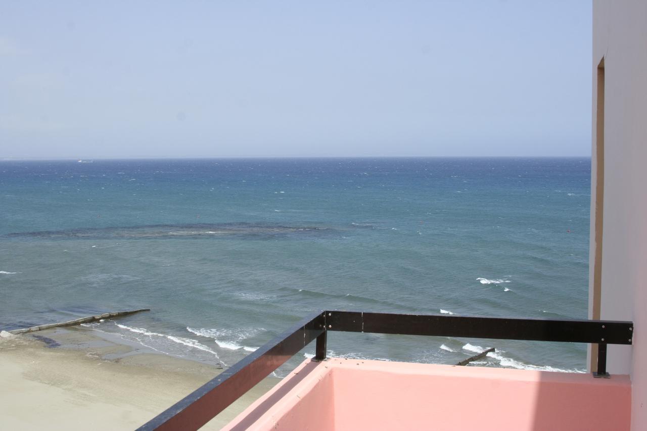 Mackenzie Beach Hotel Larnaca Oda fotoğraf