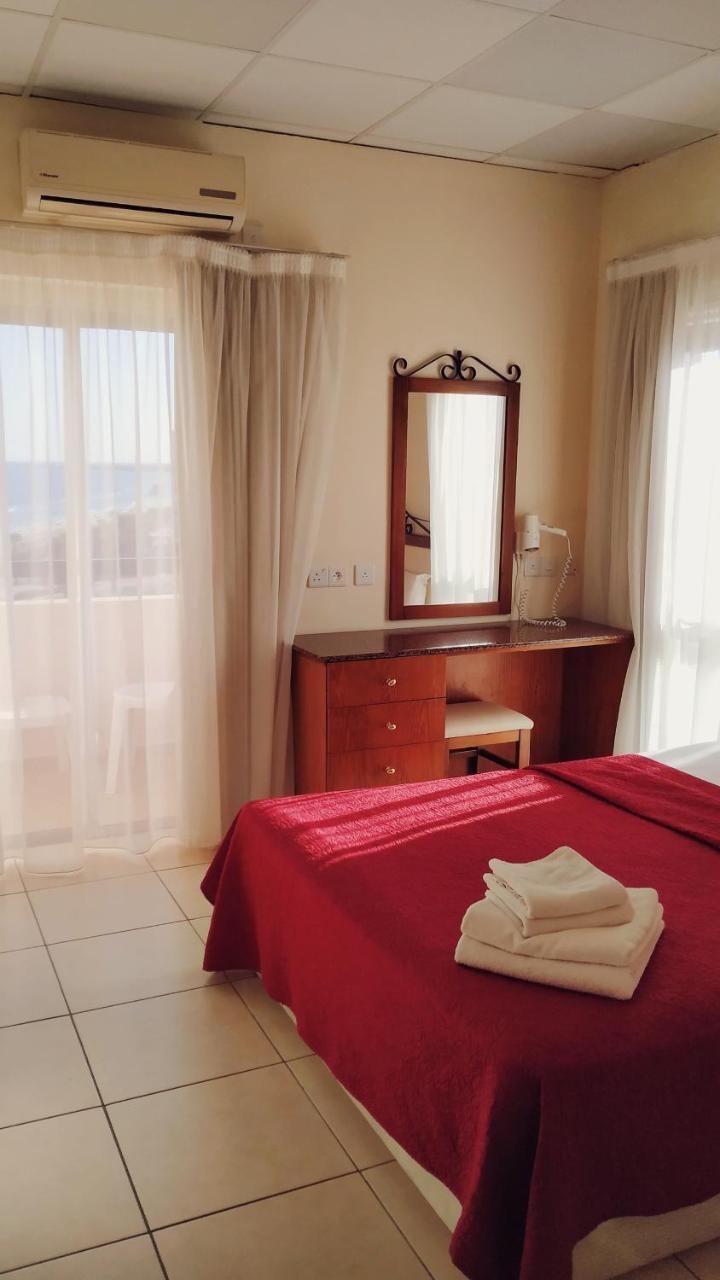 Mackenzie Beach Hotel Larnaca Dış mekan fotoğraf