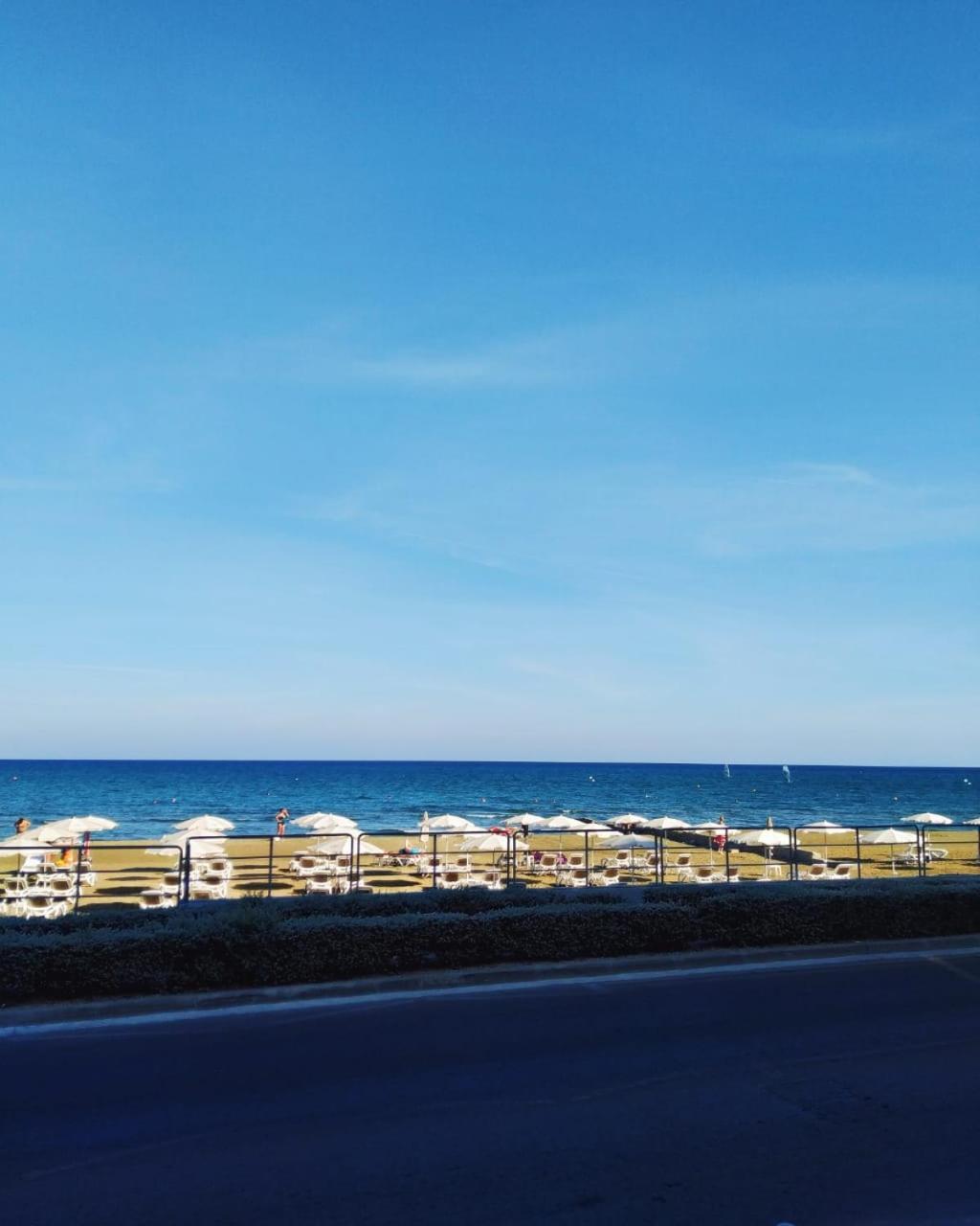 Mackenzie Beach Hotel Larnaca Dış mekan fotoğraf
