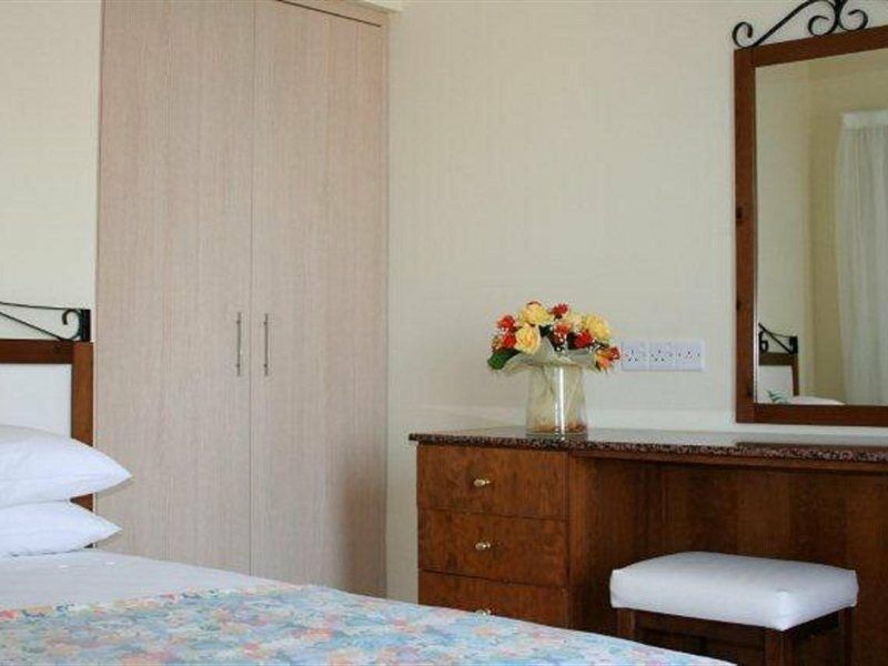 Mackenzie Beach Hotel Larnaca Oda fotoğraf