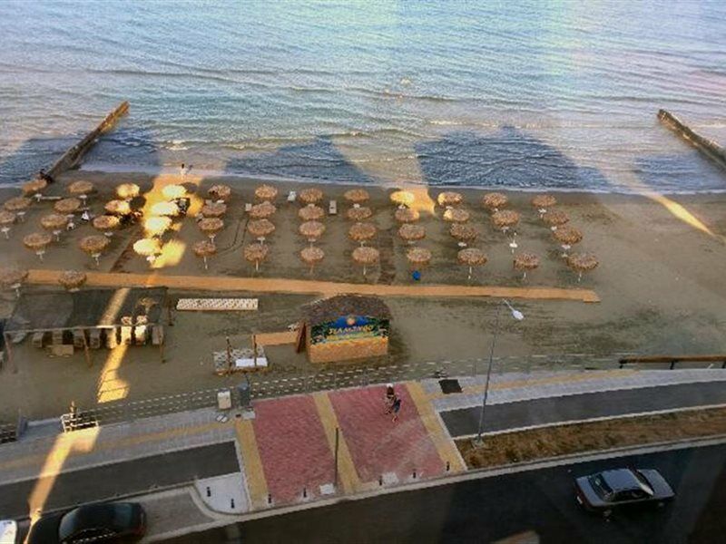 Mackenzie Beach Hotel Larnaca Dış mekan fotoğraf