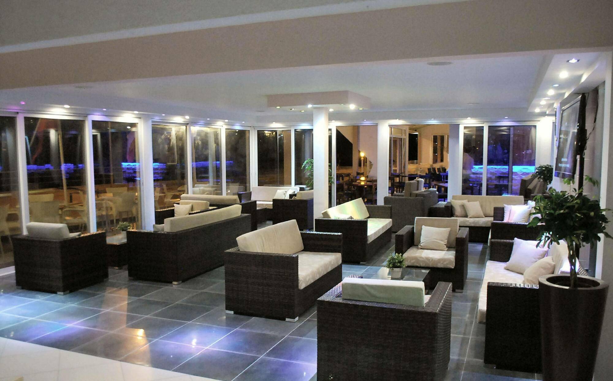 Mackenzie Beach Hotel Larnaca Dış mekan fotoğraf